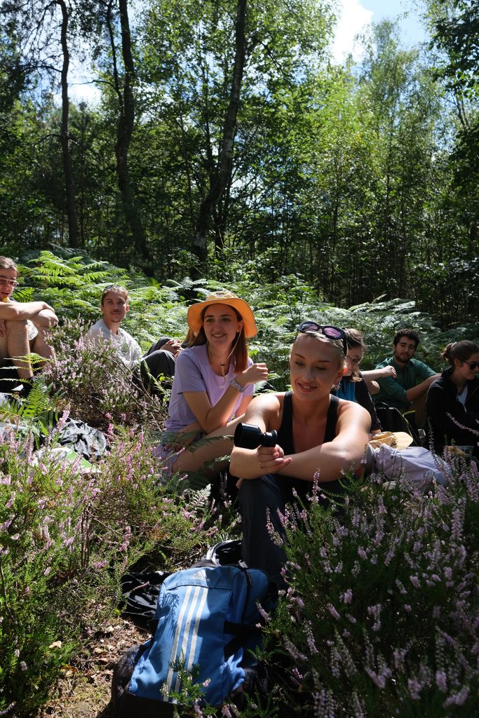 Groupe assis en pleine nature